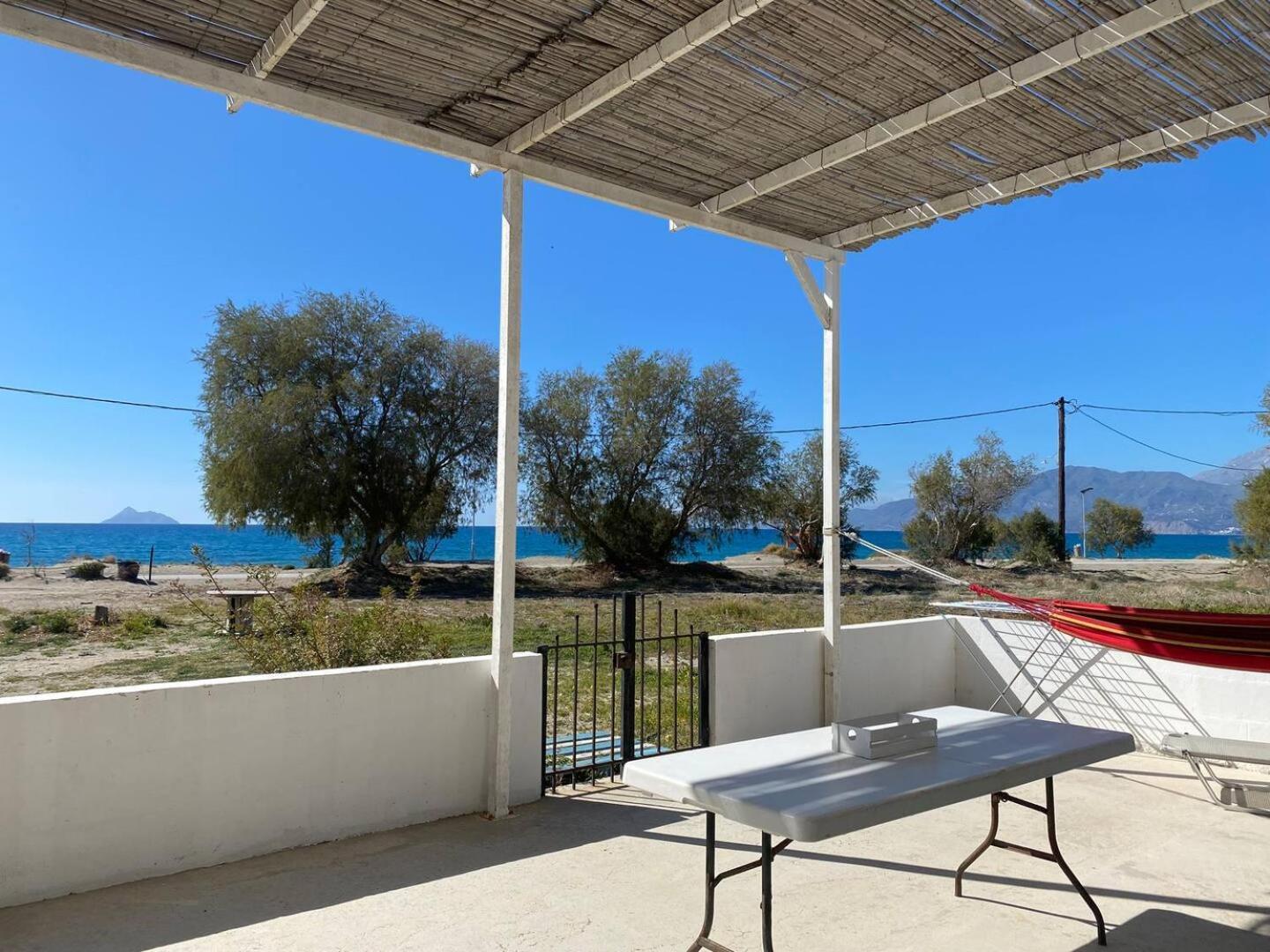 Zen Seaside Apartment Каламаки Екстериор снимка