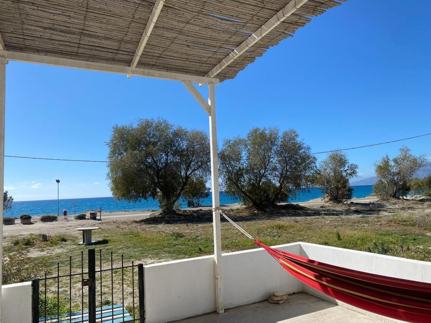 Zen Seaside Apartment Каламаки Екстериор снимка