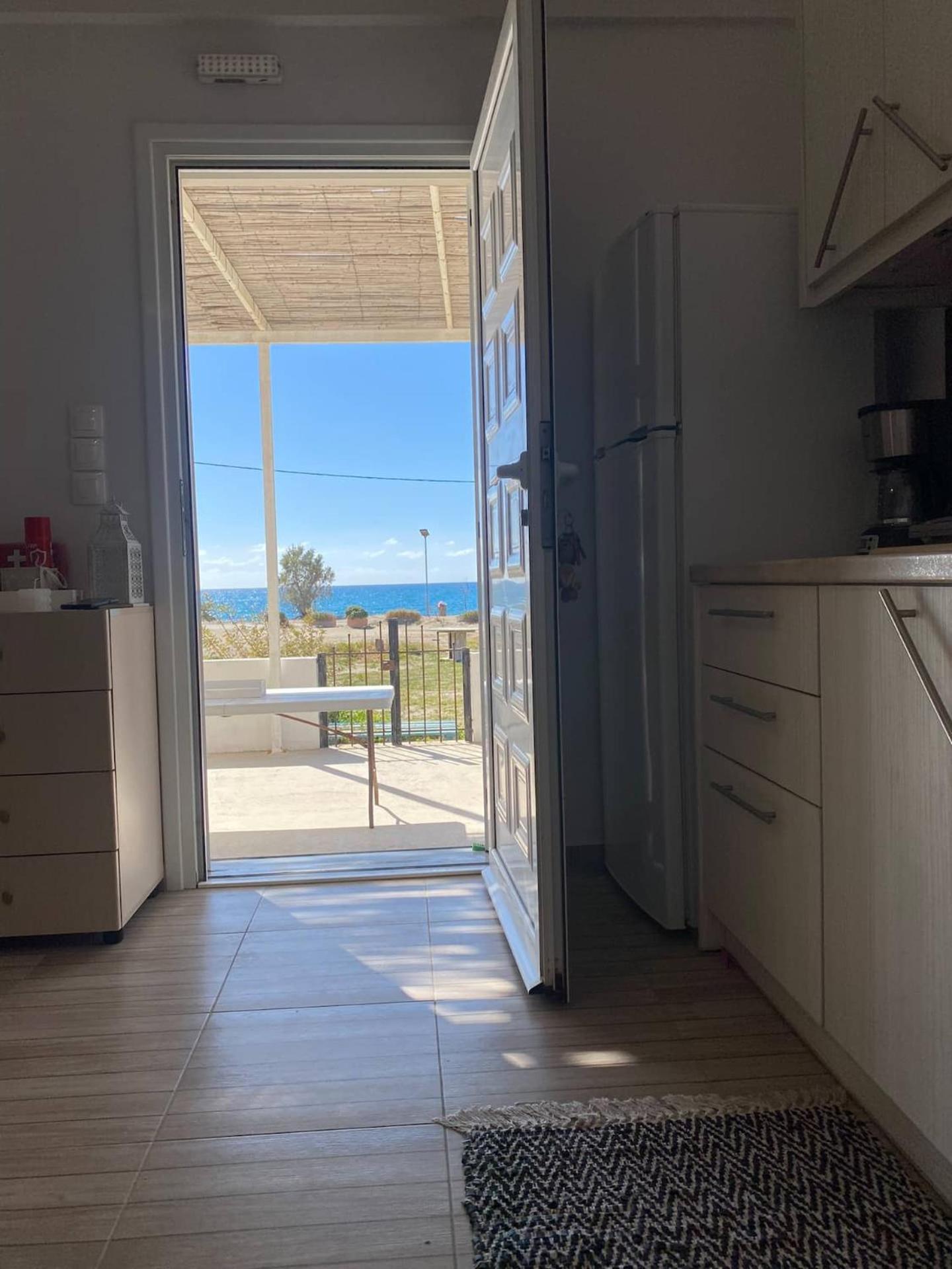 Zen Seaside Apartment Каламаки Екстериор снимка